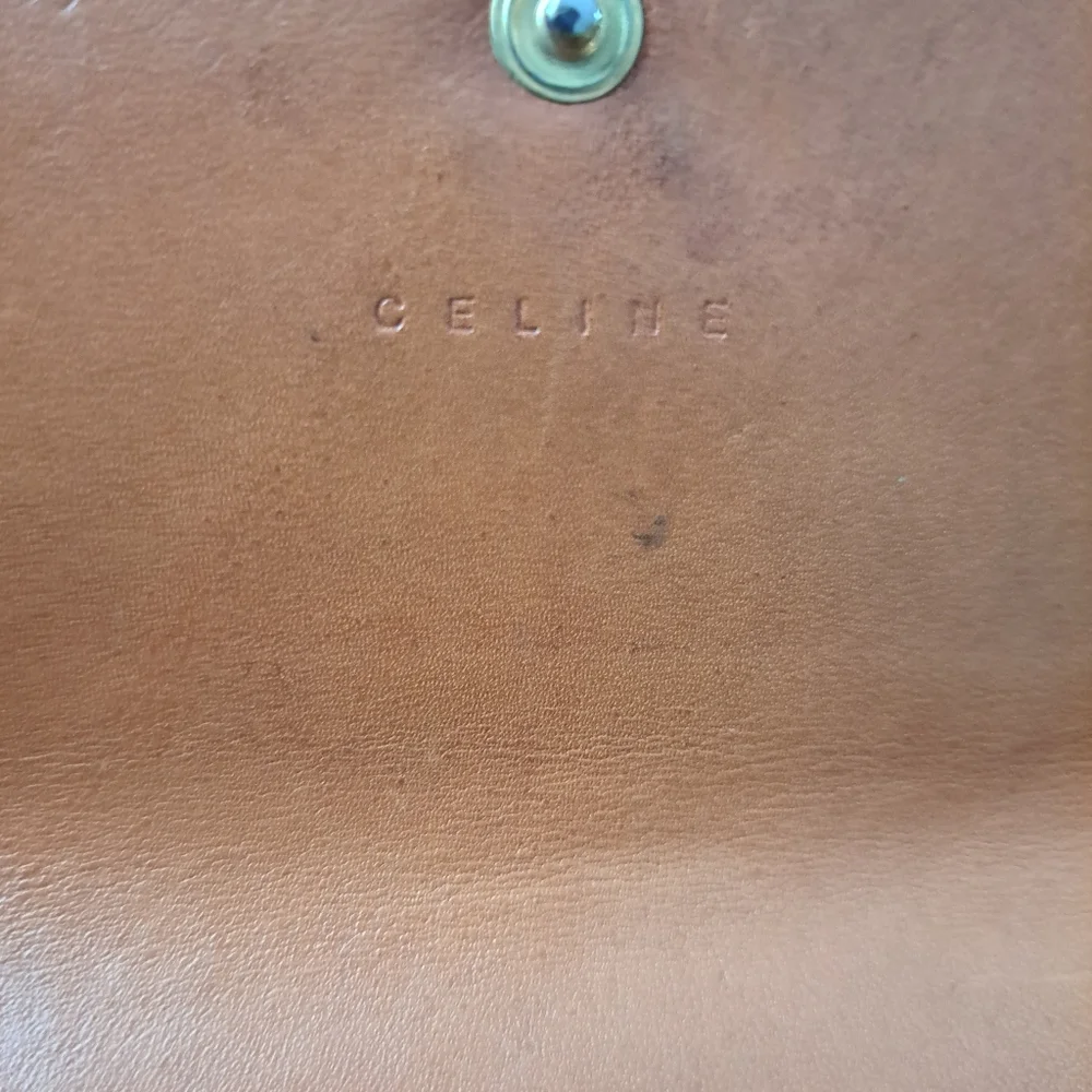 Celine Brown Watch with Elegant Design - Picture 4 of 8